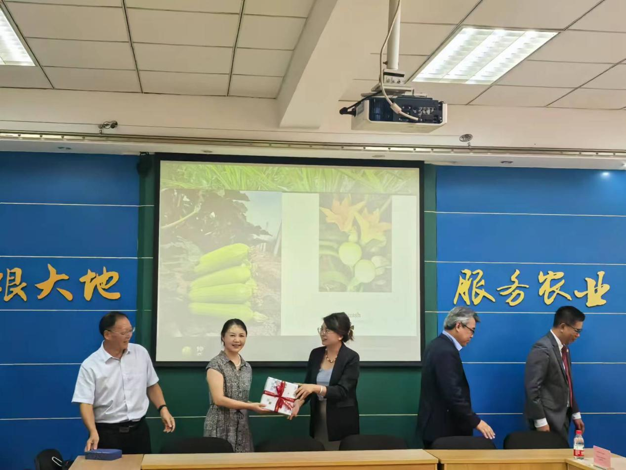 66f51d516a241.png 仲衍种业与马来西亚砂拉越州当局代表团进行座谈.png
