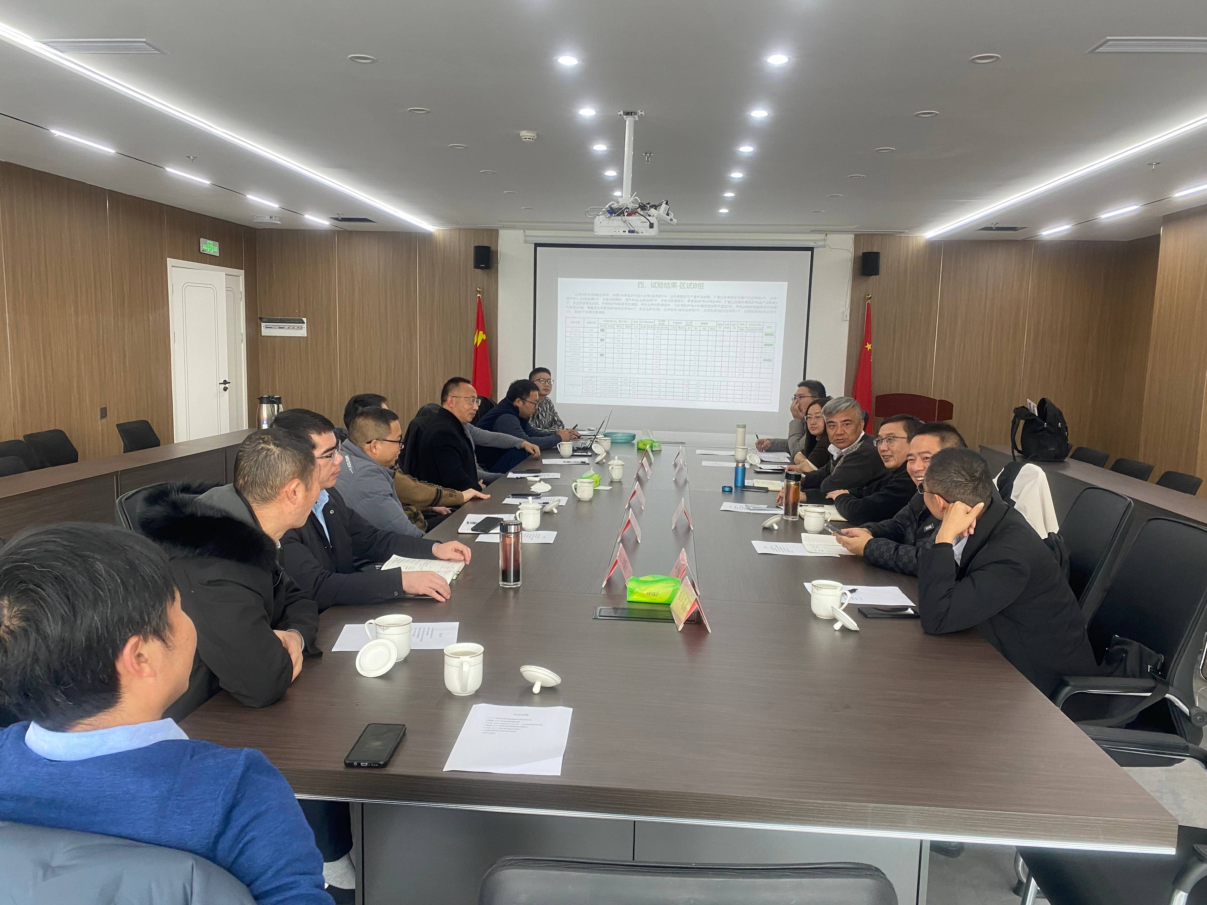 677cdcf26f9ab.jpg 科创中心组织召开四川天府科企水稻结合体2024年度总结会议(1).jpg